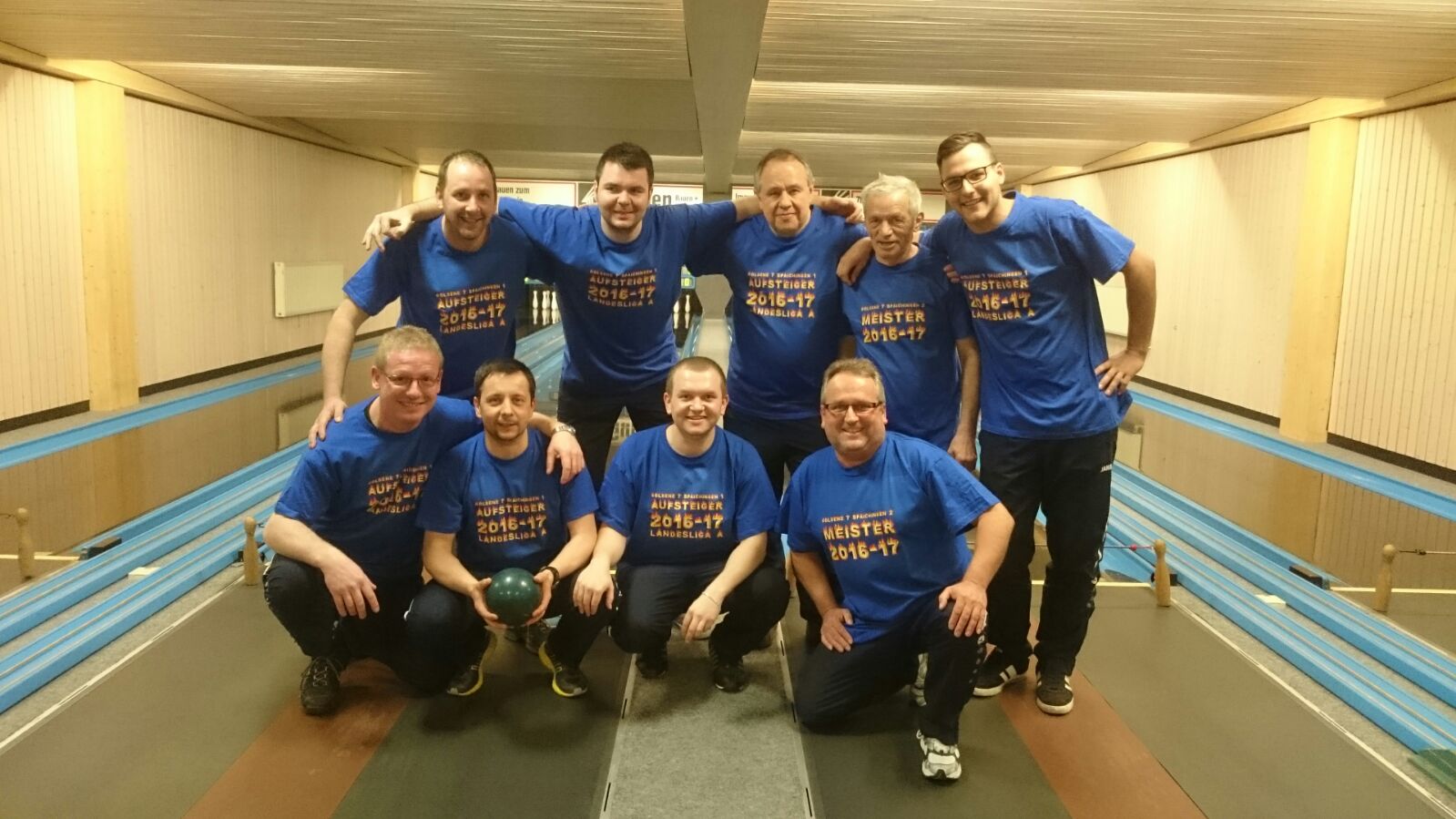 Spieler der Ersten und Zweiten mit dem Meister/Aufstiegs T-Shirt